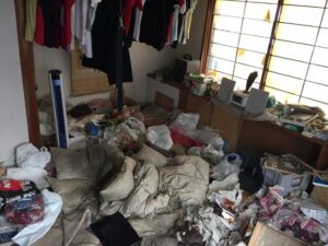 荷物が産卵している汚部屋（おべや）の様子