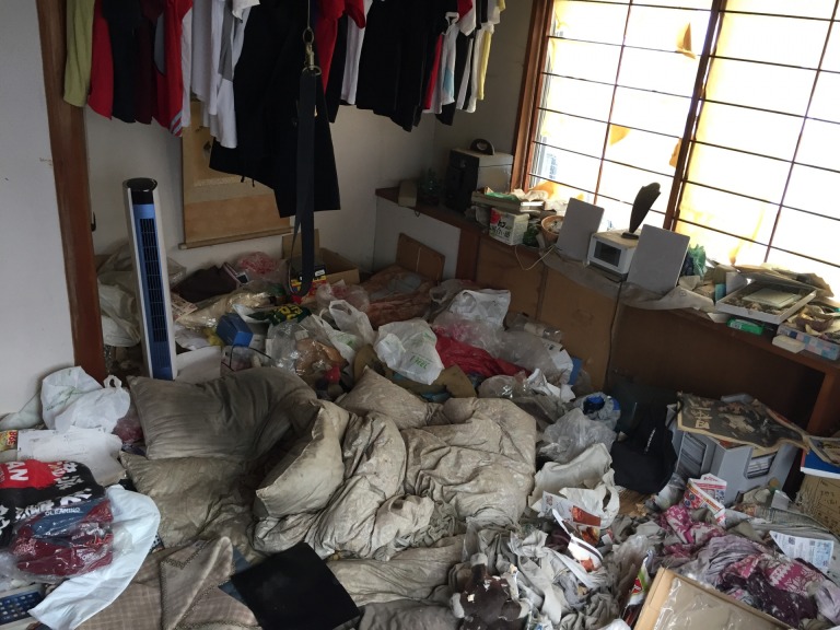荷物が産卵している汚部屋（おべや）の様子