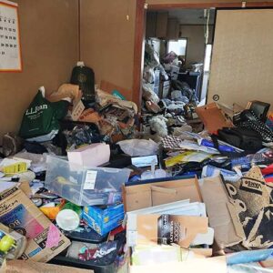 足の踏み場のないゴミ屋敷の様子
