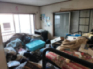 残置物が多く残った空き家の室内の様子