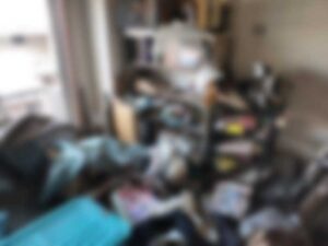 残置物が多く残った空き家の室内の様子