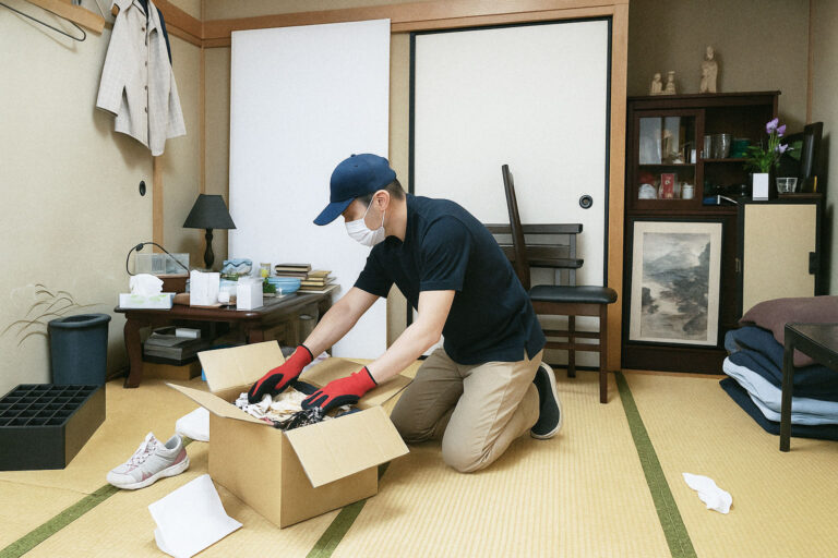 家財整理をしながら、貴重品を探索している様子